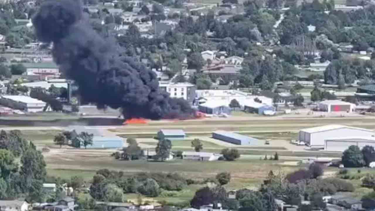 Plane Crash | ఆగి ఉన్న విమానాన్ని ఢీకొట్టిన మరో విమానం.. భారీగా ఎగసిపడిన మంటలు