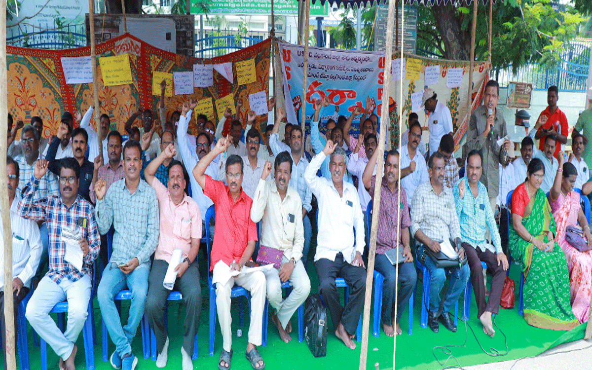 Nalgonda : ఉపాధ్యాయ సమస్యలు పరిష్కరించాలని క‌లెక్ట‌రేట్ వ‌ద్ద యూఎస్‌పీసీ ధ‌ర్నా