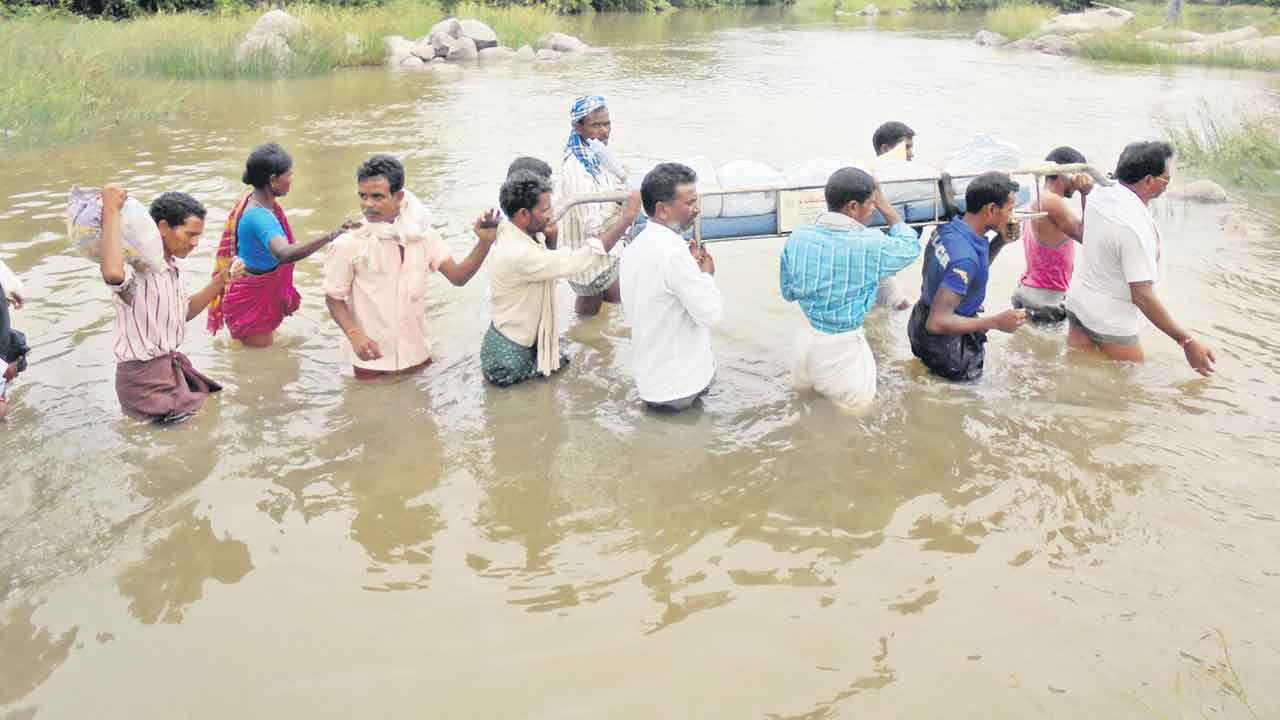 వర్షాకాలం.. కష్టకాలం.. వంతెనలు, రహదారులు లేక ఆదివాసుల బతుకులు దుర్భరం
