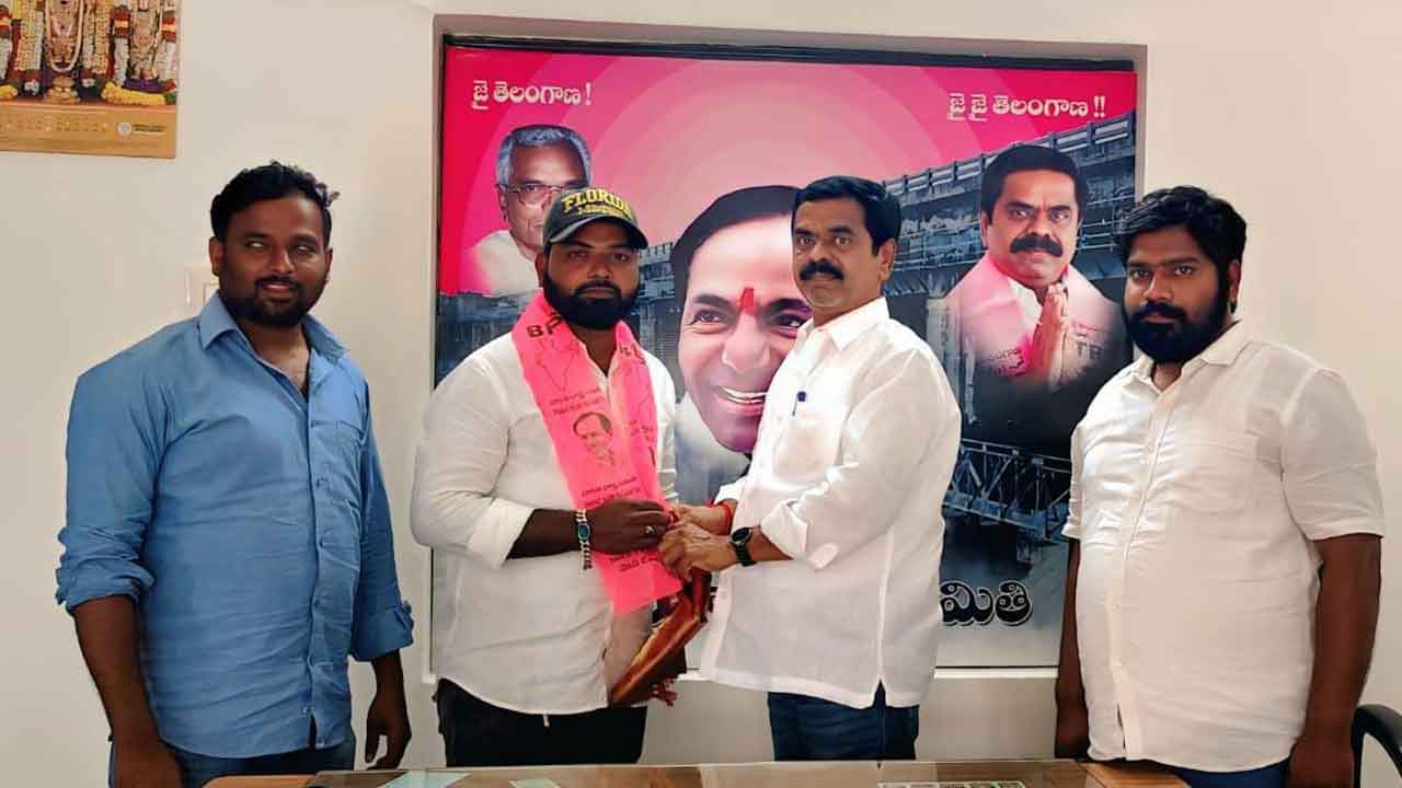 బీఆర్‌ఎస్‌లో చేరిన ఊటూర్‌ మాజీ ఉపసర్పంచ్‌