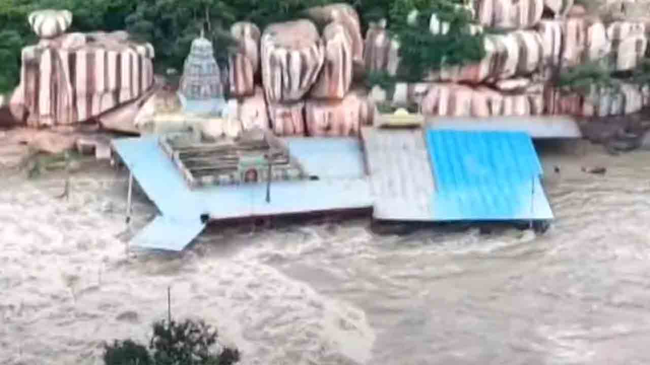 Edupayala Temple | ఉప్పొంగిన మంజీర.. ఆరు రోజులుగా జలదిగ్బంధంలో ఏడుపాయల వనదుర్గ ఆలయం.. వీడియో