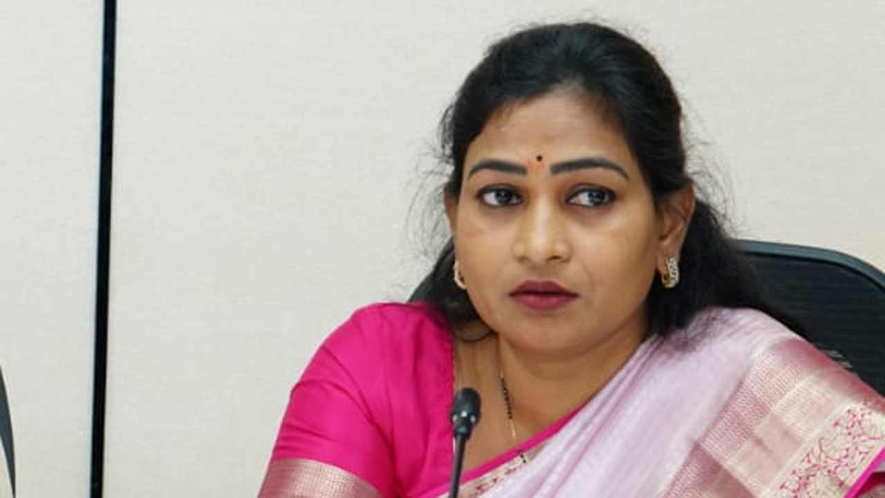 Vangalapudi Anitha | బాబాయ్‌ను చంపిన వారికి ఓటు వేయాలా? జగన్‌పై ఏపీ హోంమంత్రి అనిత ఘాటు విమర్శలు