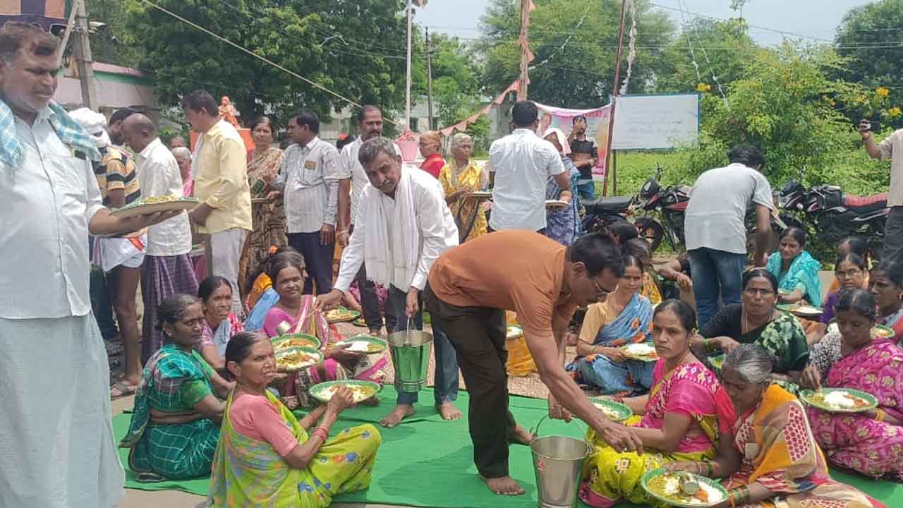Vantavarpu | ఉపాధి కల్పించాలని హిమ్మత్నగర్లో వంటావార్పు