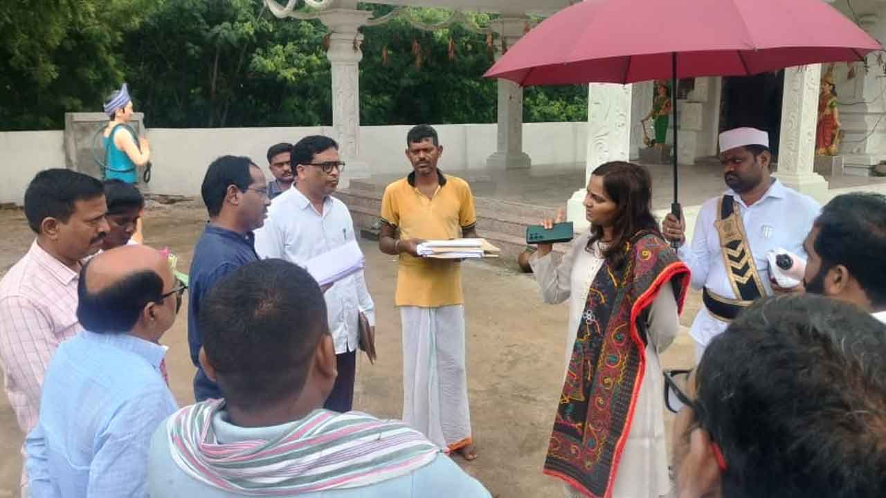 Veenavanka | ఎల్లమ్మ గుడి కాంపౌండ్ వాల్ నిర్మాణంపై అడిషనల్ కలెక్టర్ విచారణ