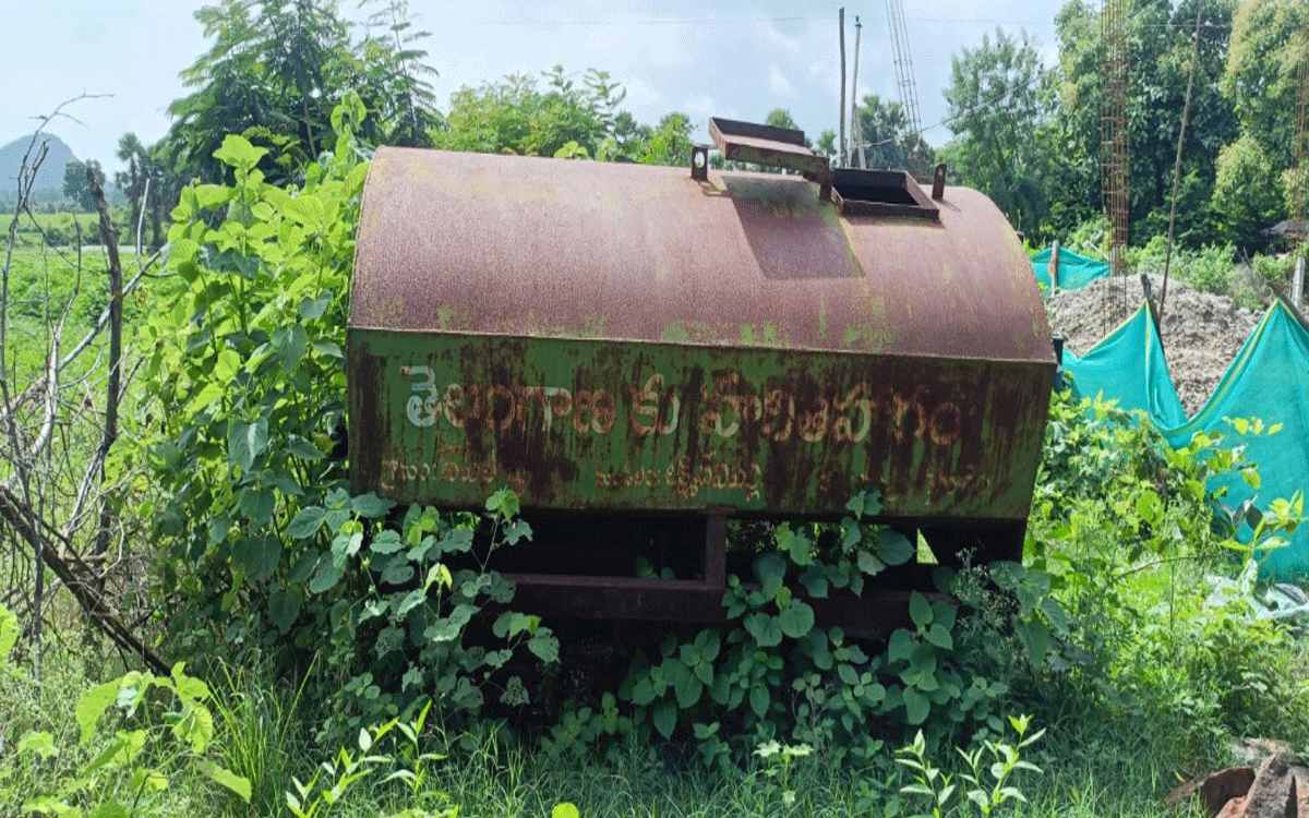 Laxmidevipally : వేప‌ల‌గ‌డ్డ‌ను ప‌ట్టించుకోని అధికారులు.. గిరిజనుల ఇబ్బందులు