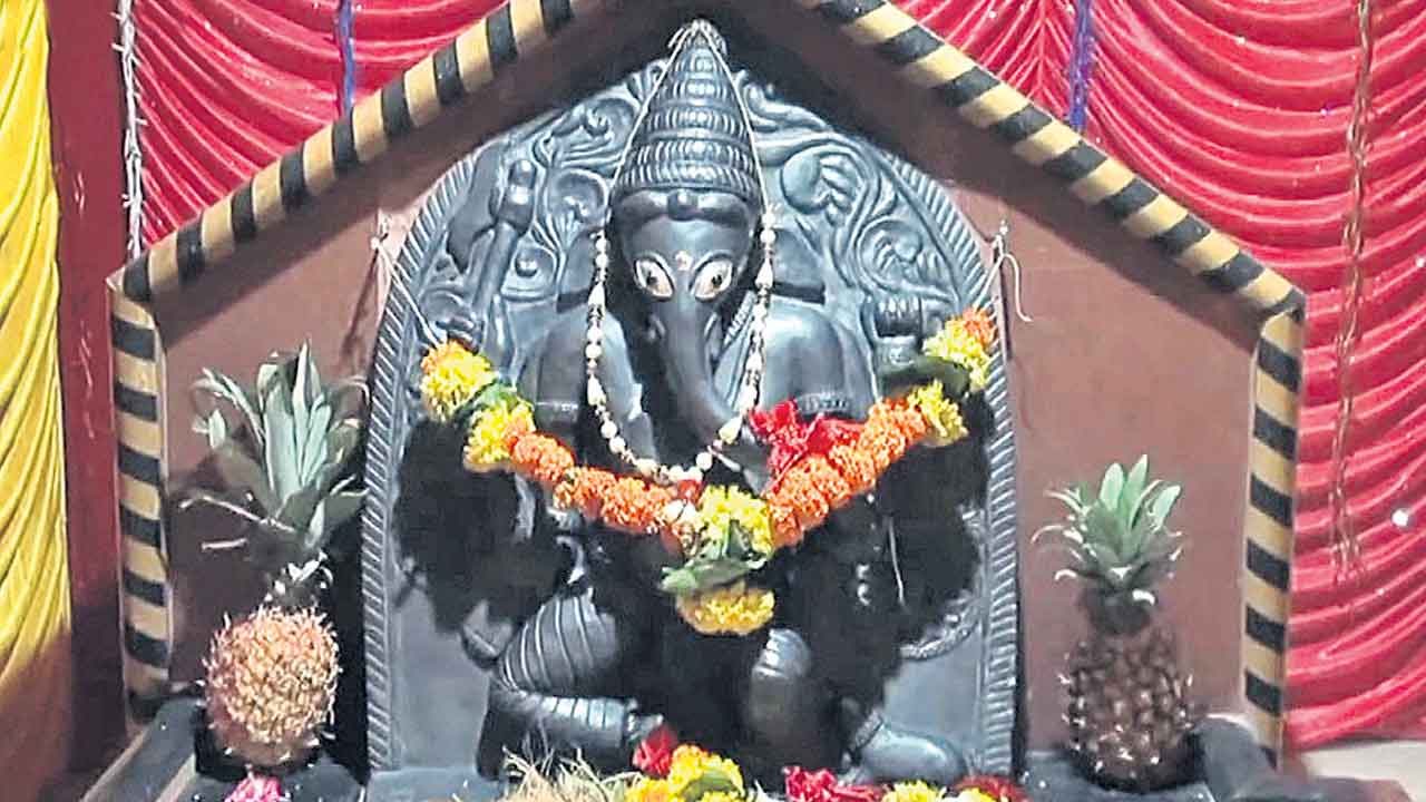 Vinayaka Chavithi | ఆ ఊళ్లో వినాయకుడి విగ్రహాలు పెట్టరు.. గుళ్లో గణపతికే పూజలు చేస్తారు!