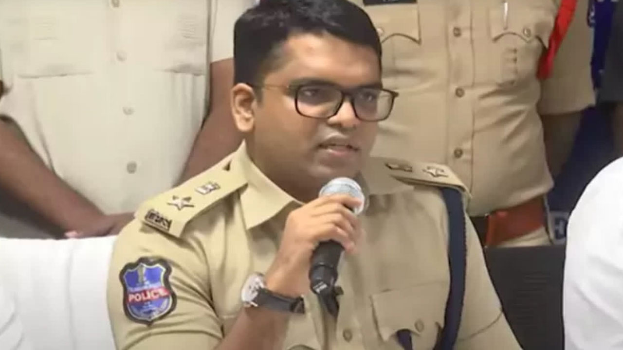 Khajana Jewellery | ఖ‌జానా జ్యువెల‌రీ చోరీ కేసులో నిందితులు అరెస్టు.. 10 కిలోల వెండి ఆభ‌ర‌ణాలు స్వాధీనం