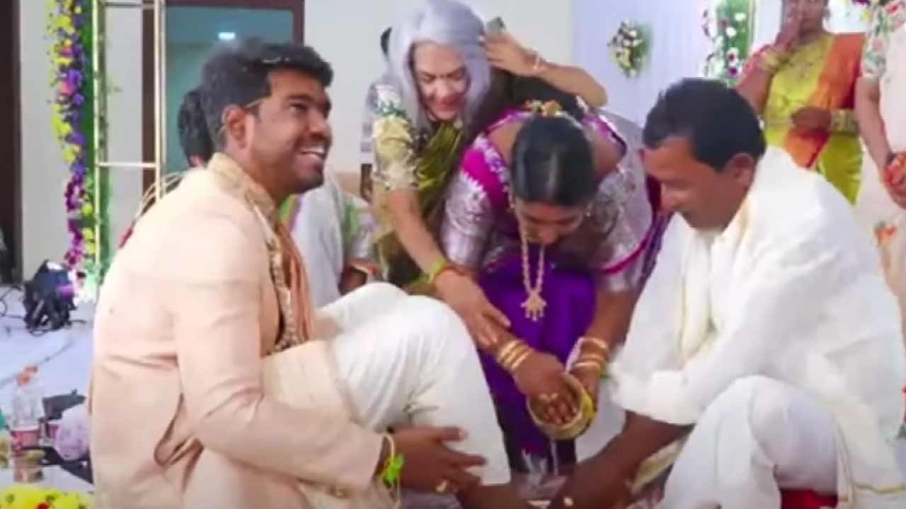ఆంధ్రా అబ్బాయి, మెక్సికో అమ్మాయి వివాహ బంధంతో ఒక్కటయ్యారు. ఏపీలోని గన్నవరంలో వారి పెళ్లి అంగరంగ వైభవంగా జరిగింది.