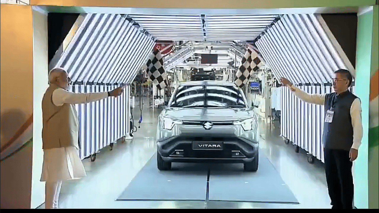 PM Modi: ఎల‌క్ట్రిక్ కారు ఈ-విటారాను ఆవిష్క‌రించిన ప్ర‌ధాని మోదీ.. వీడియో