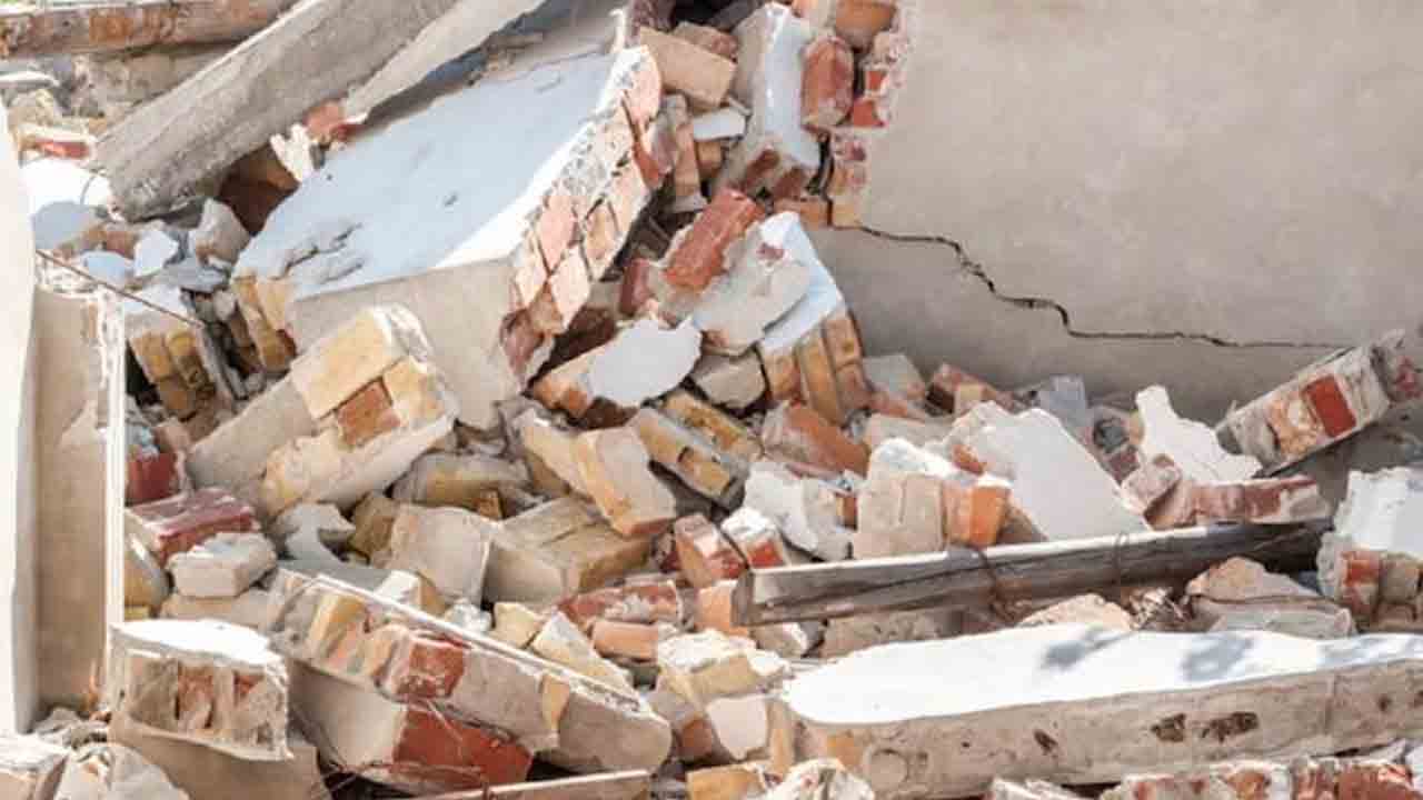 Manikonda | మణికొండలో కూలిన 35 అడుగుల గోడ.. మట్టి దిబ్బల్లో కొట్టుకుపోయిన మూడు ఇండ్లు