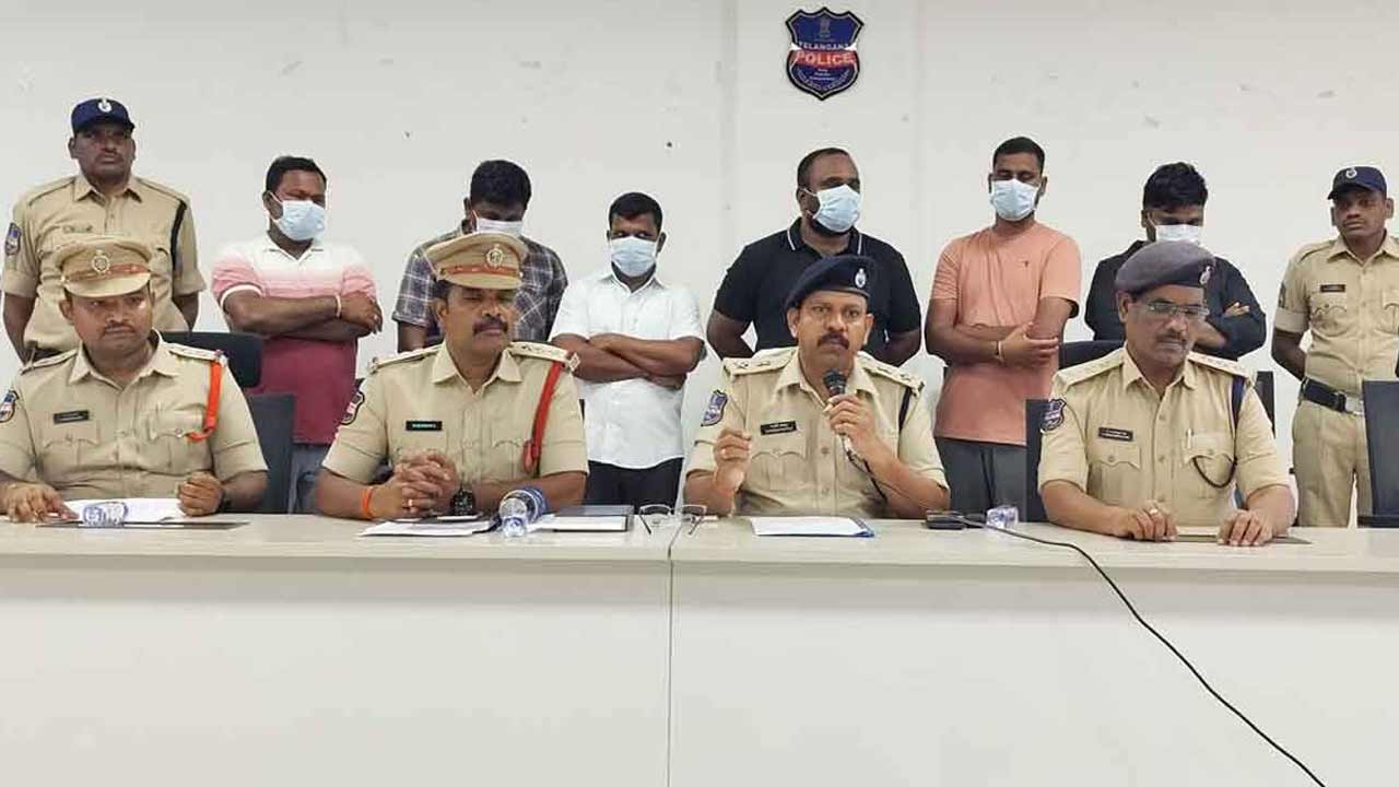 Wanaparthy | ఫోర్జరీ పత్రాలతో హౌసింగ్‌ లోన్లు..  రూ.2.61 కోట్లు కొట్టేసిన కానిస్టేబుల్‌