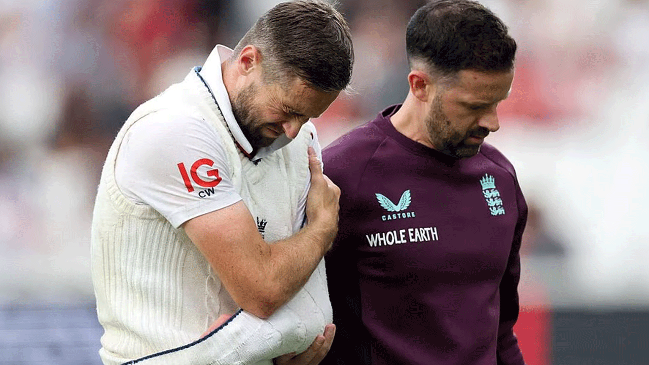 Chris Woakes: తొలి రోజు ఆట‌లో గాయ‌ప‌డ్డ పేస‌ర్‌.. ఓవ‌ల్ టెస్టు నుంచి క్రిస్ వోక్స్ ఔట్‌