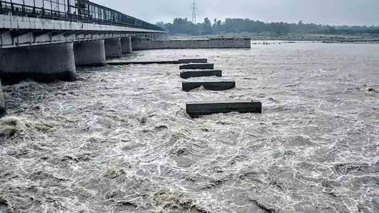 Yamuna | యమునా నదికి భారీ వరద.. ఢిల్లీలో డేంజర్ బెల్స్..!