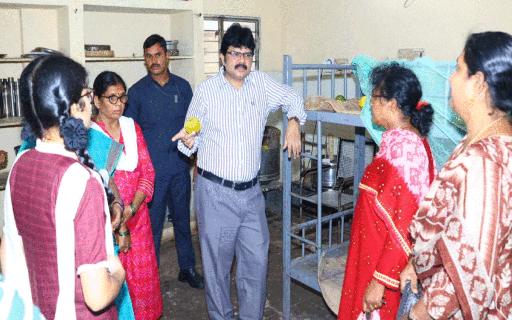 Aleru : తాజా కూర‌గాయ‌లు, నాణ్యమైన పప్పులనే వినియోగించాలి : క‌లెక్ట‌ర్ హ‌నుమంత‌రావు
