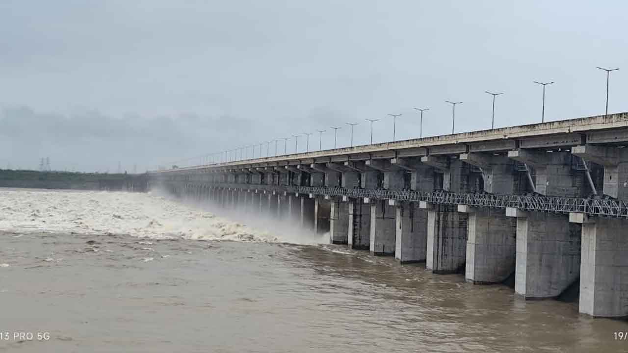 Yellampally Project | ఎల్లంపల్లి ప్రాజెక్టుకు భారీగా వరద నీరు..35 గేట్లు ఎత్తి దిగువకు నీరు విడుదల