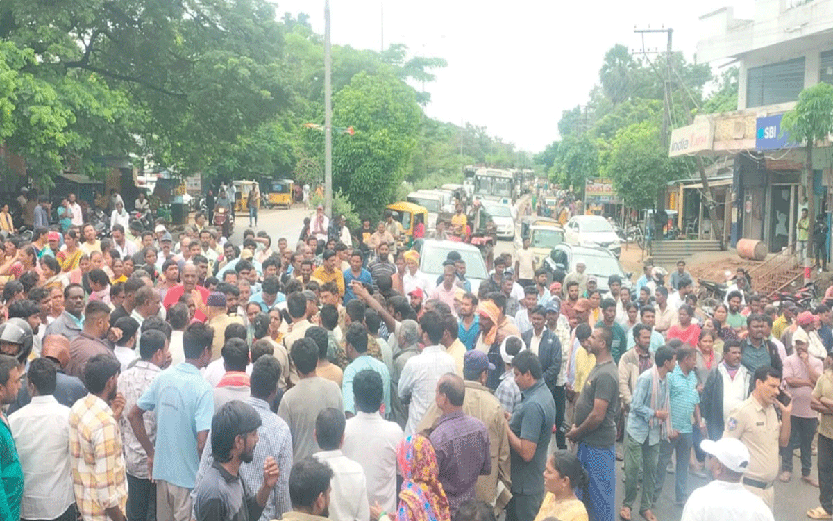 Yellandu : యూరియా కోసం రోడ్డుపై ఇల్లెందు రైతుల ఆందోళ‌న‌