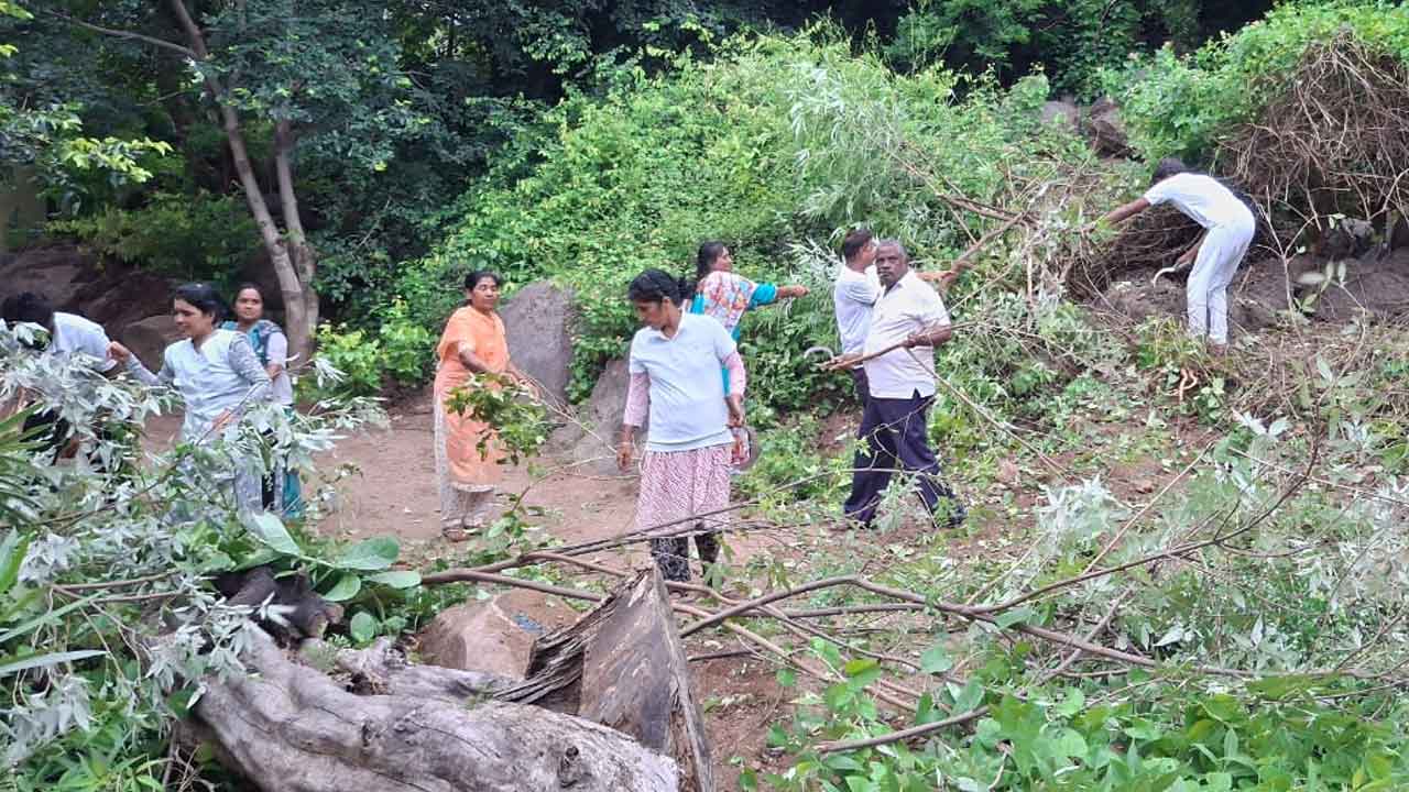Patanjali Yoga Samiti | శ్రమదానం చేసిన పతంజలి యోగ సమితి సభ్యులు
