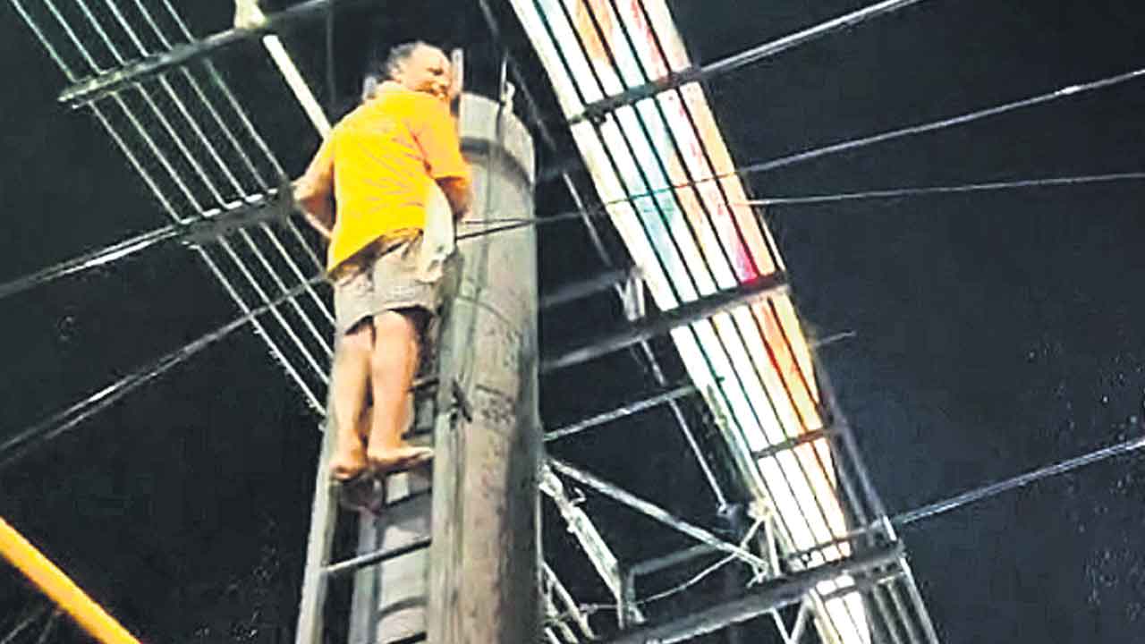 ఇందిరమ్మ ఇంటి కోసం హోర్డింగ్‌ ఎక్కి హల్‌చల్‌