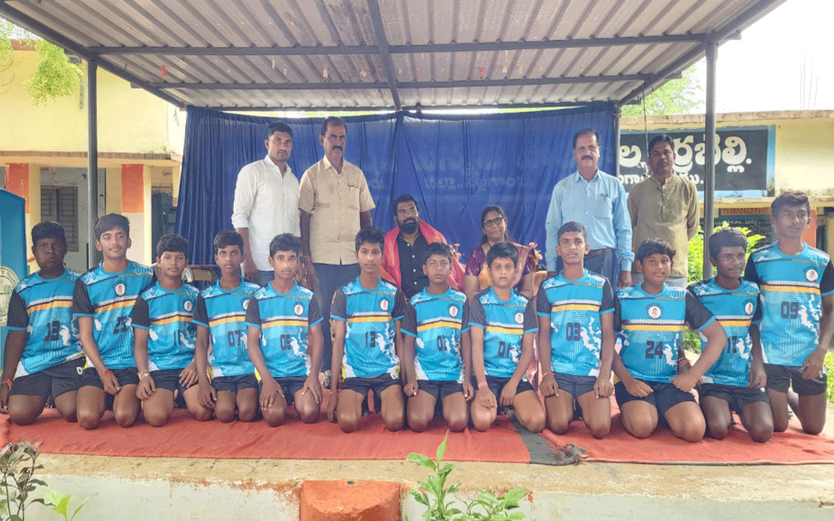 Nalgonda : ఎర్రబెల్లి ఉన్నత పాఠశాల విద్యార్థులకు క్రీడా దుస్తులు పంపిణీ