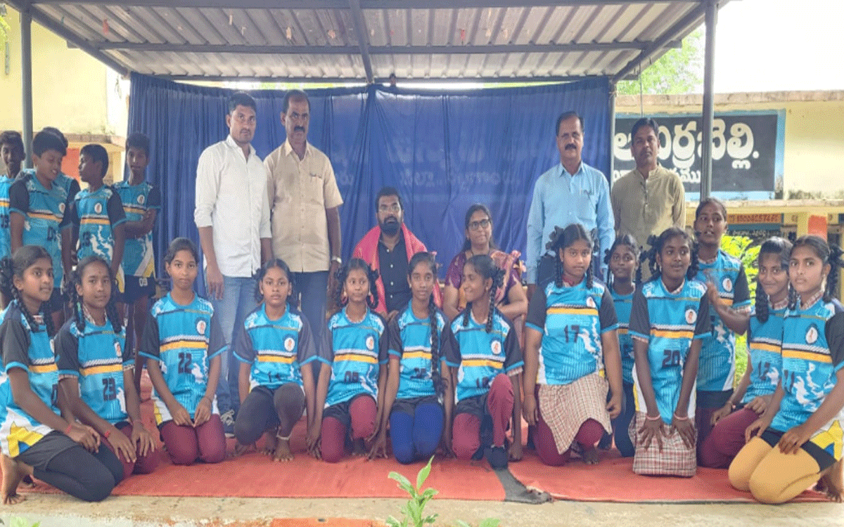 Nalgonda : ఎర్రబెల్లి ఉన్నత పాఠశాల విద్యార్థులకు క్రీడా దుస్తులు పంపిణీ