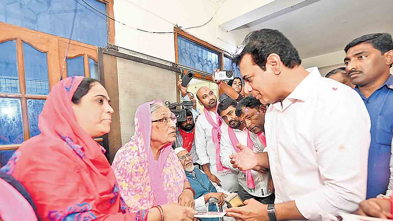 కాంగ్రెస్‌ మోసాలకు బాకీ కార్డుతో చెక్‌.. జూబ్లీహిల్స్‌లో టూరిస్టు మంత్రుల ప్రచారం: కేటీఆర్‌