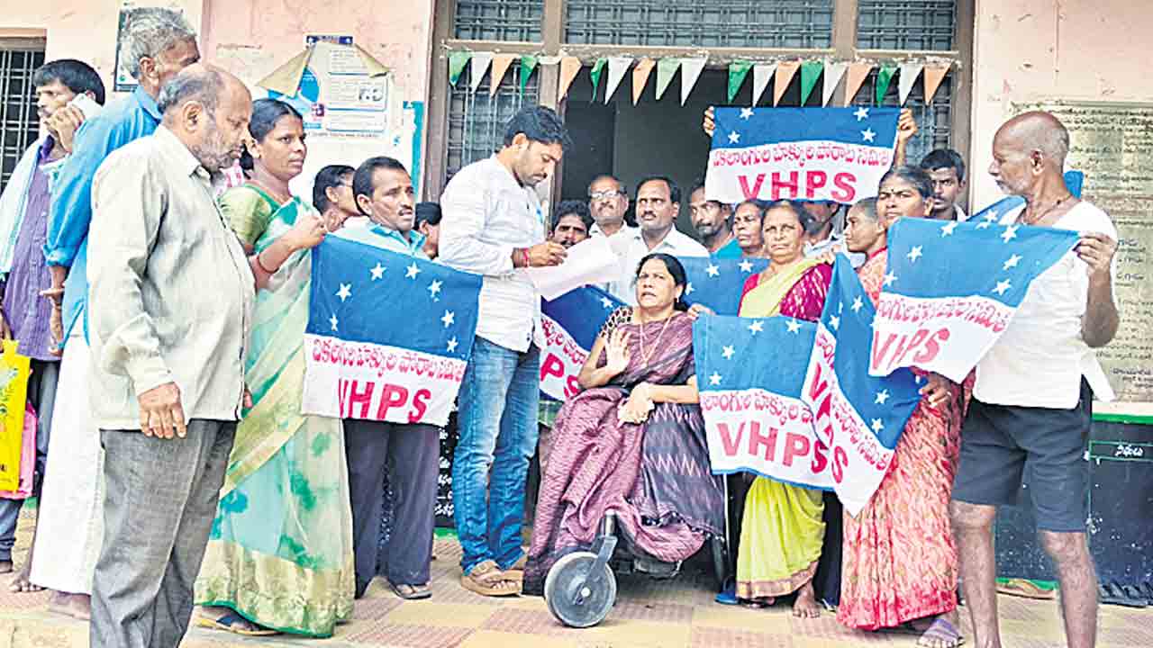 తల్లడిల్లుతోన్న దివ్యాంగులు..!