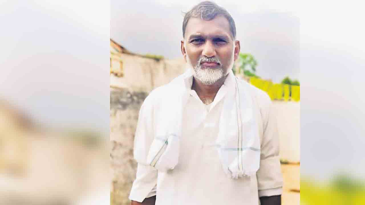 దిగుబడి లేక రైతు ఆత్మహత్య.. పెట్టుబడి వచ్చే అవకాశం లేక మనస్తాపం