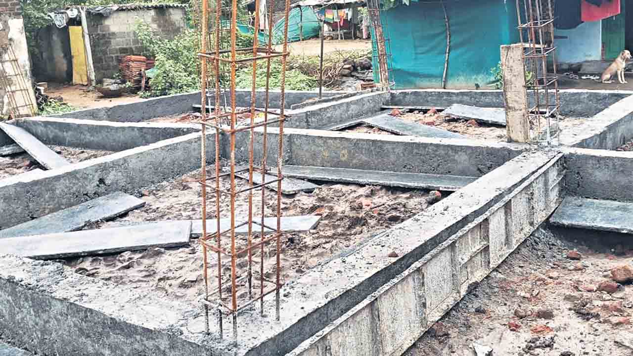 ఇందిరమ్మ రాజ్యంలో ఇల్లు గల్లంతు.. కాంగ్రెస్‌ ఇస్తామన్నది 20 లక్షల ఇండ్లు .. ఇచ్చేది 3.5 లక్షలే