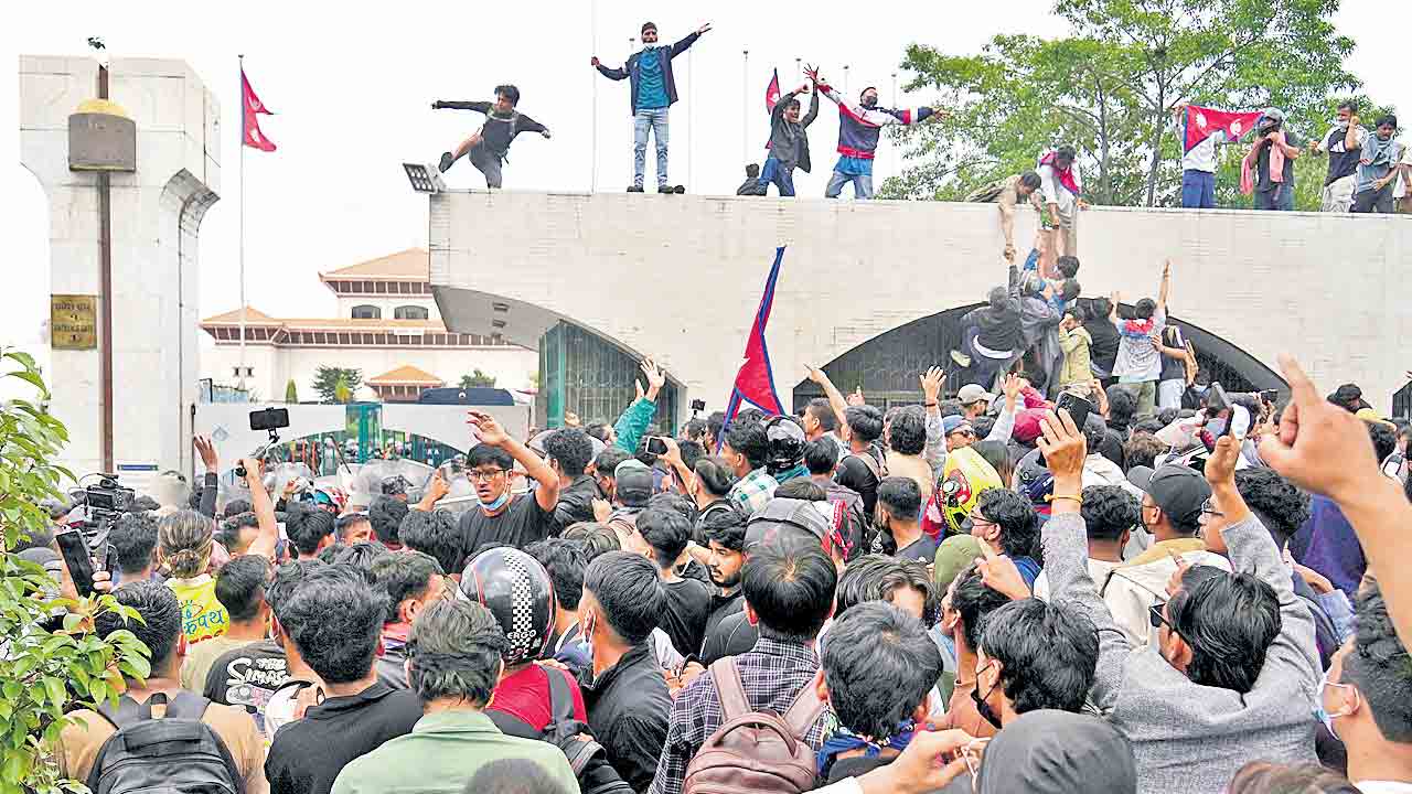 నేపాల్‌ రణరంగం.. సోషల్‌ మీడియా నిషేధంపై భగ్గుమన్న ‘జనరేషన్‌ జెడ్‌’