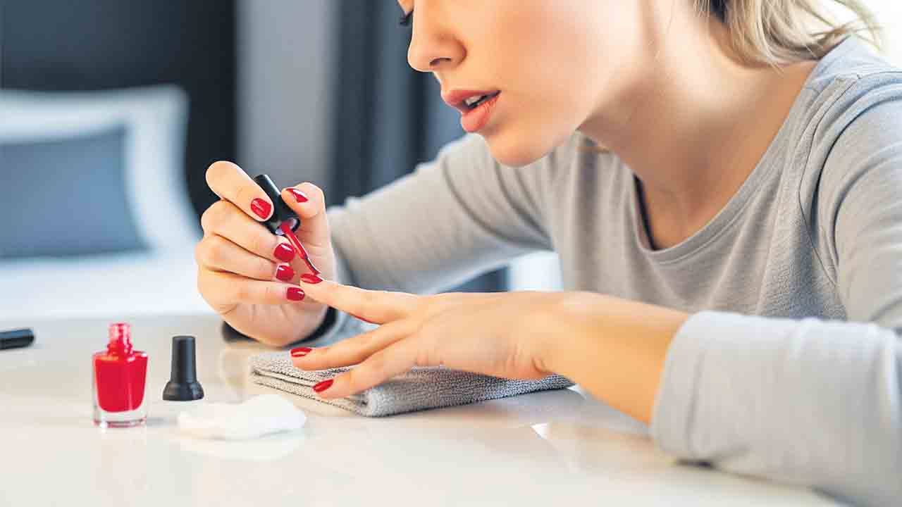 డీఎన్‌ఏను మార్చేసే గోళ్ల రంగు!