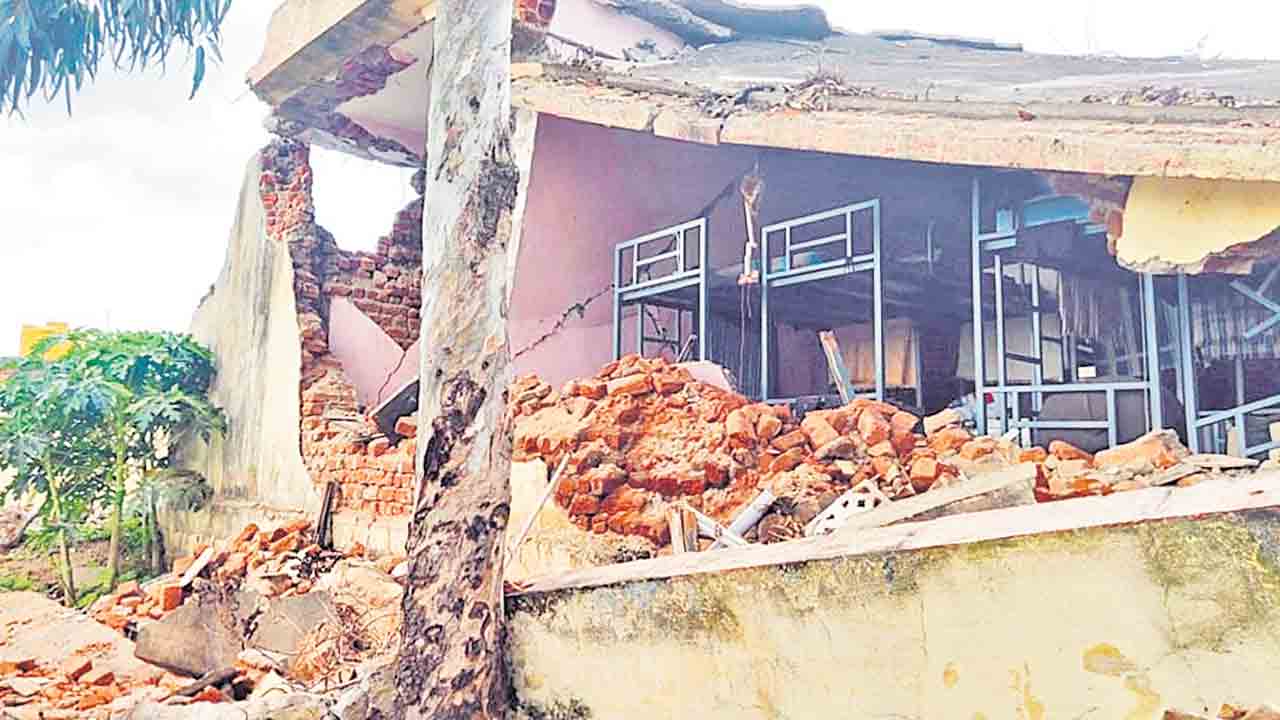 కుప్పకూలిన గురుకుల భవనం.. త్రుటిలో తప్పిన పెను ప్రమాదం