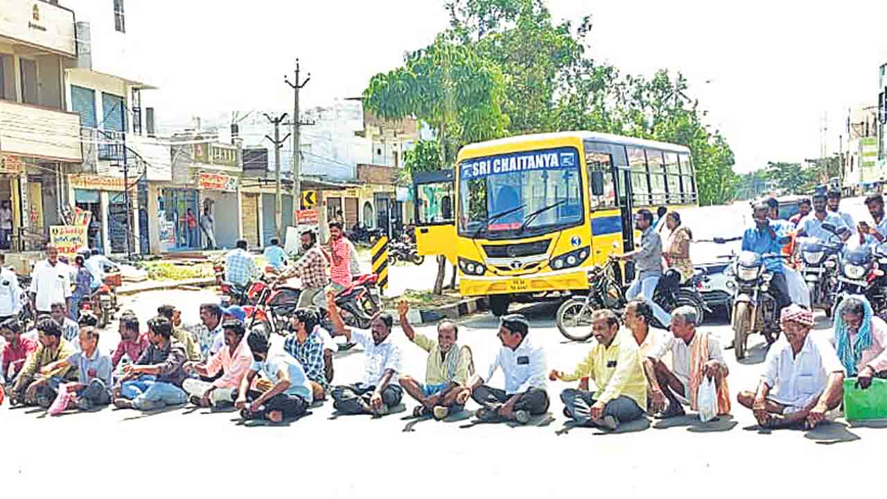 యూరియా కోసం రైతుల ఇక్కట్లు.. రోడ్డెక్కిన అన్నదాతలు