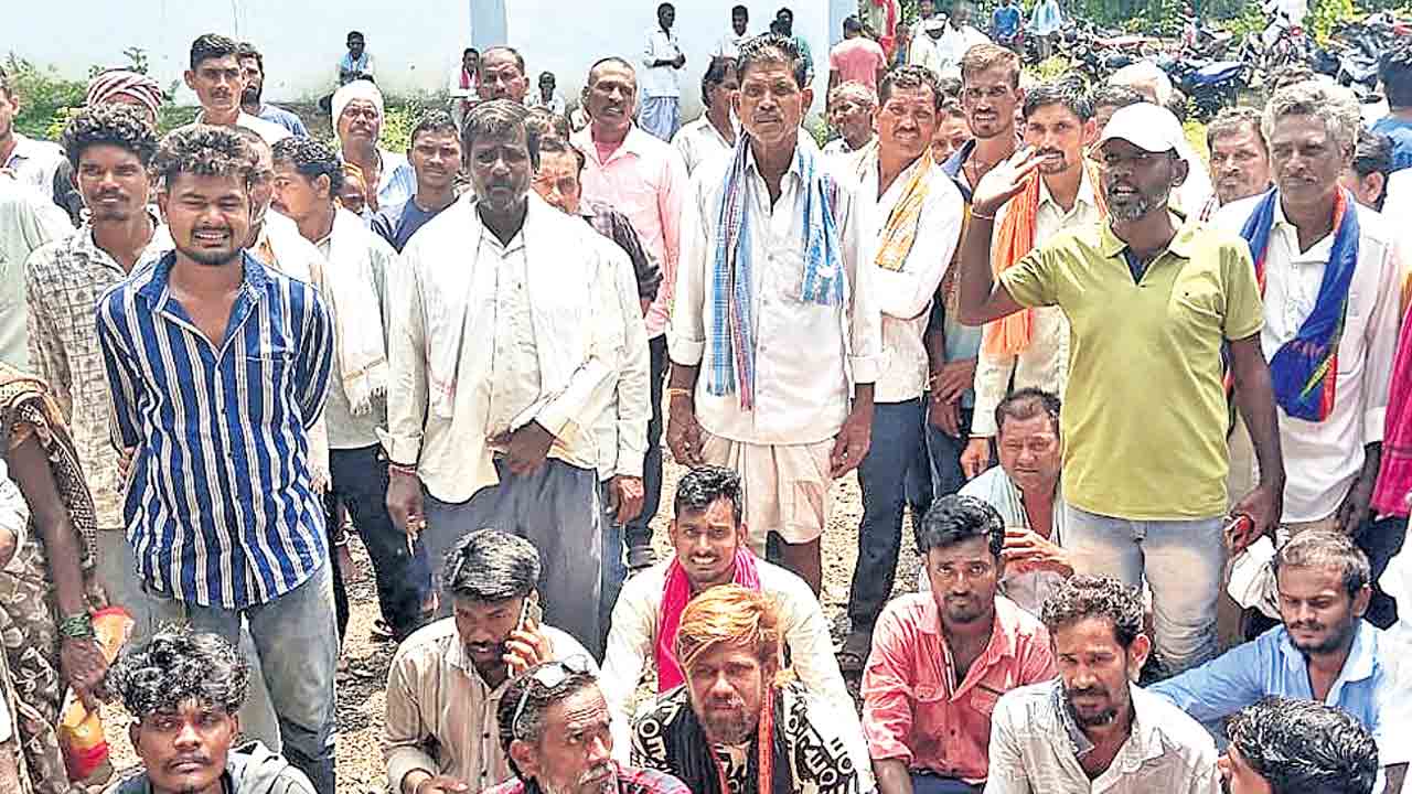 కుమ్రంభీం ఆసిఫాబాద్‌ జిల్లా వాంకిడి పీఏసీఎస్‌ ఎదుట ఆందోళన చేస్తున్న రైతులు
