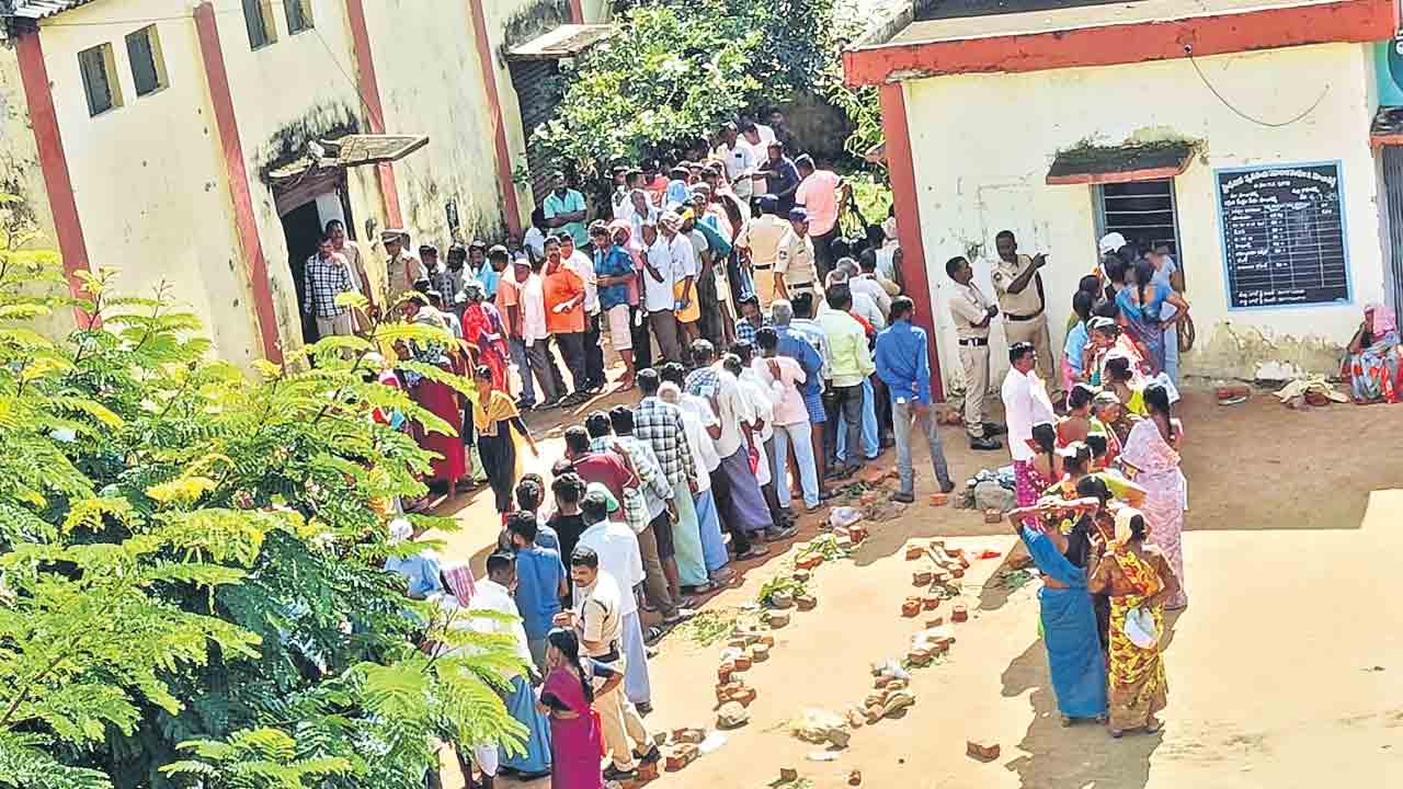 కామారెడ్డి జిల్లా మాచారెడ్డి సొసైటీ వద్ద యూరియా కోసం బారులు తీరిన రైతులు