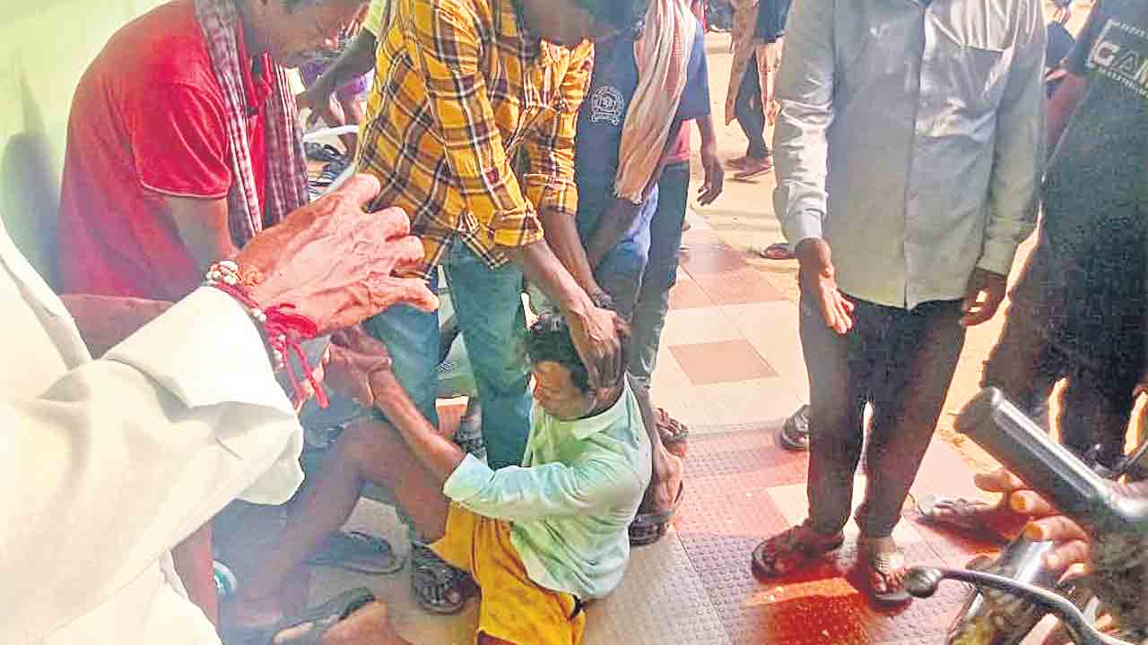 భద్రాద్రి జిల్లా నారాయణపురం సొసైటీ వద్ద సొమ్మసిల్లి పడిపోయిన జెట్టివారిగూడెంకు చెందిన రైతు జెట్టి సింగరాజు