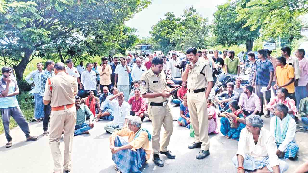 యూరియా కోసం రైతన్న రణం… కడుపు మండి రోడ్డెక్కుతున్న అన్నదాతలు