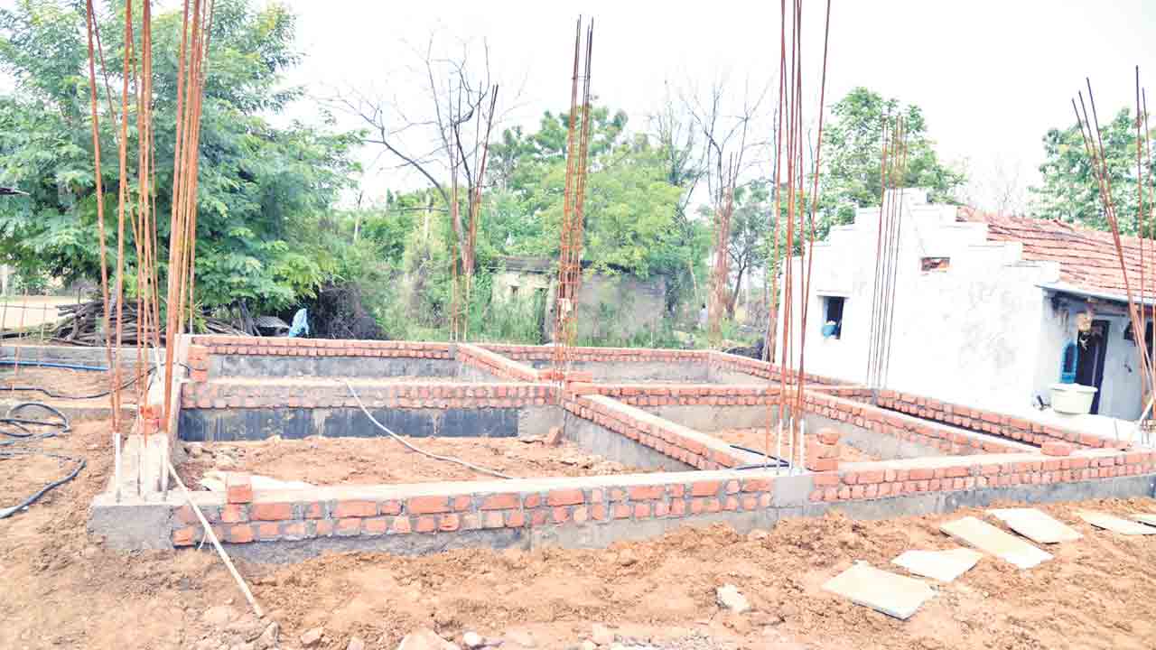 కొత్త ఇండ్లు వచ్చేదెన్నడో..?