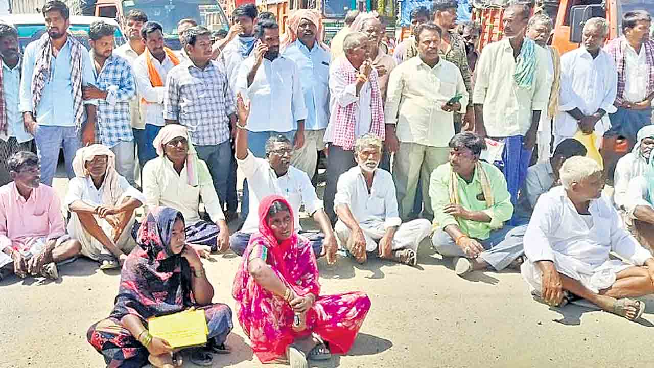 క్యూలైన్లు ఫుల్ యూరియా నిల్.. ఉమ్మడి రంగారెడ్డి జిల్లాలో తగ్గని ఎరువు కష్టాలు చేగూరు సొసైటీ వద్ద బారులు