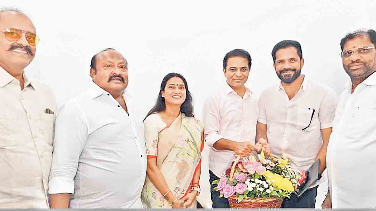 కేటీఆర్‌తో మాజీ ఎమ్మెల్యే దంపతుల భేటీ