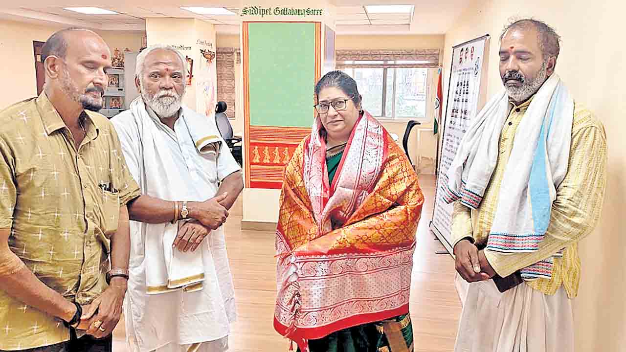 అర్చక ఉద్యోగులకు ప్రమోషన్స్‌ ఇవ్వాలి