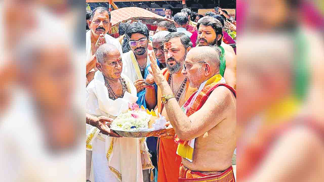 మూకాంబిక అమ్మవారికి ఇళయరాజా 8కోట్ల విలువైన కానుకలు