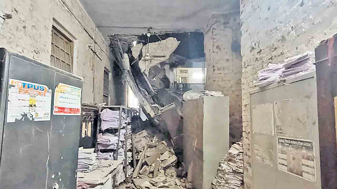 ఆదిలాబాద్‌లో కుప్పకూలిన కలెక్టరేట్‌ పైకప్పు