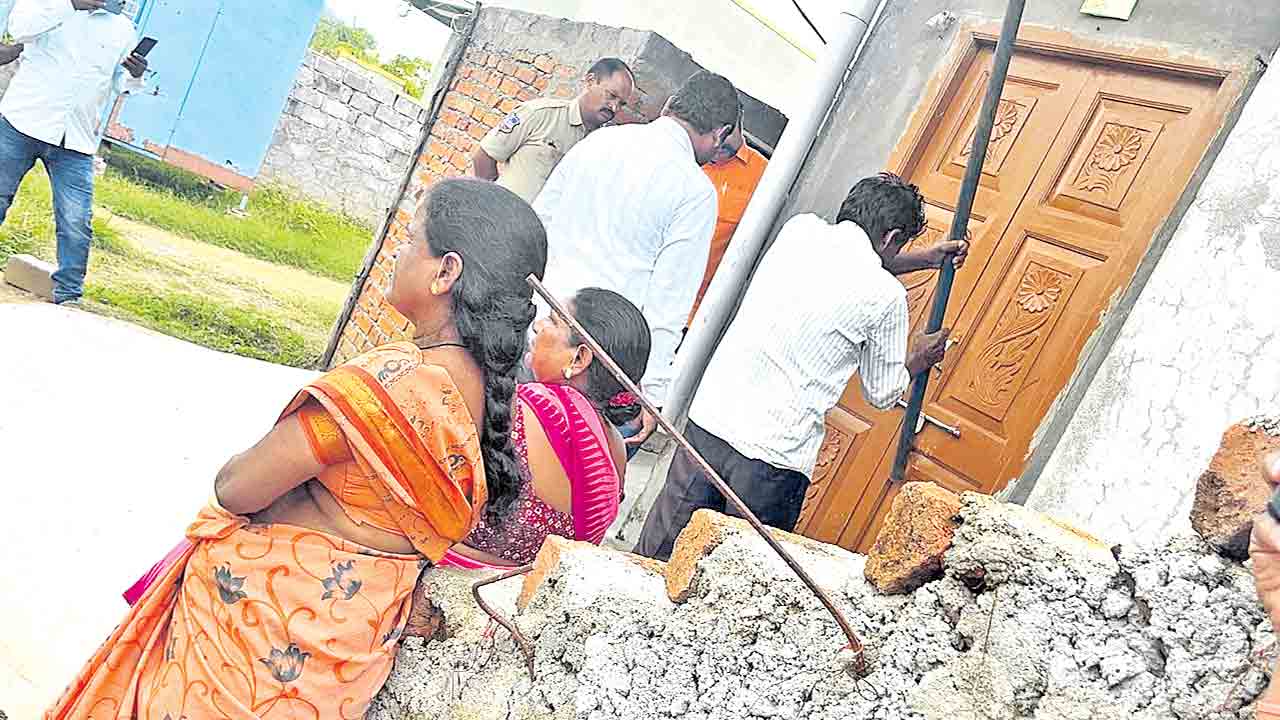 ఎవరూ లేని సమయంలో ఇంటి తాళాలు పగులగొట్టి.. వంగపహాడ్‌లో రెవెన్యూ అధికారుల దౌర్జన్యం..