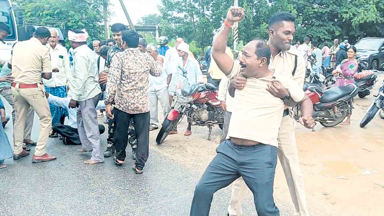 రైతు గోస ఇంతింత కాదయా.. నెలలు గడుస్తున్నా తీరని యూరియా కొరత