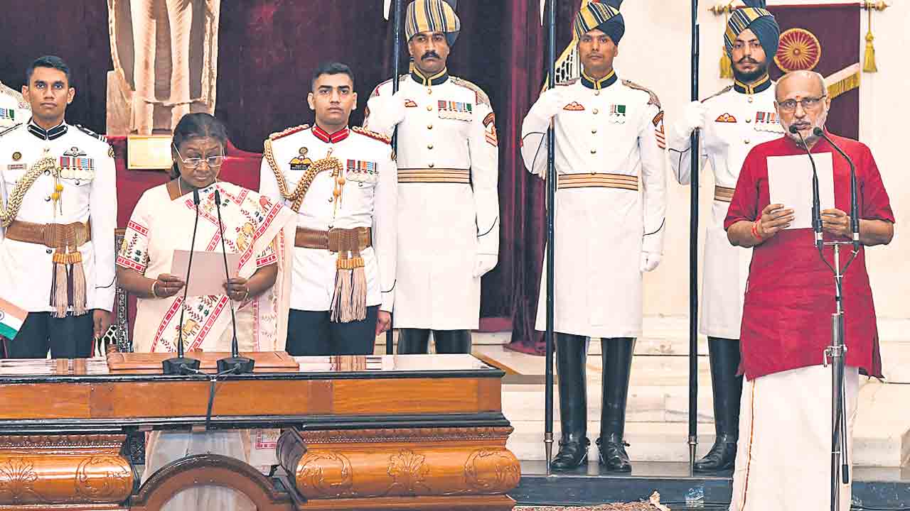 ఉప రాష్ట్రపతిగా రాధాకృష్ణన్ ప్రమాణం