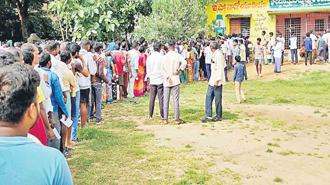 యూరియా కోసం అన్నదాతల అగచాట్లు