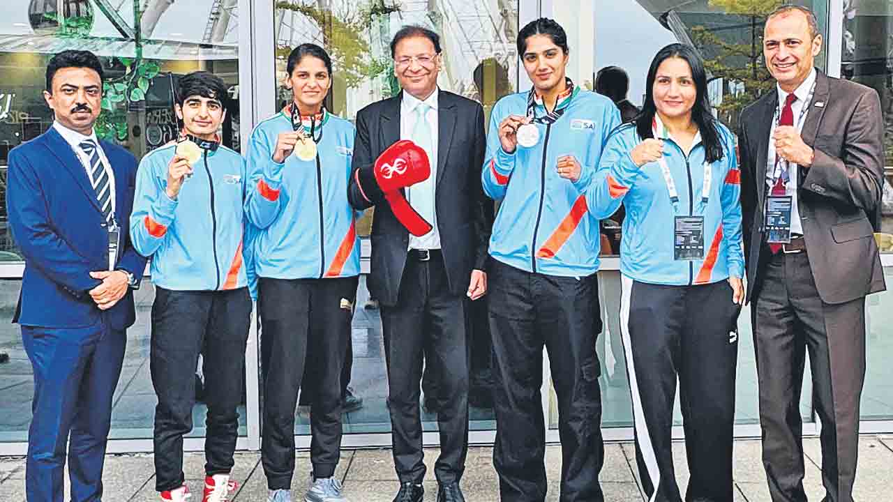 భారత్‌ పసిడి పంచ్‌