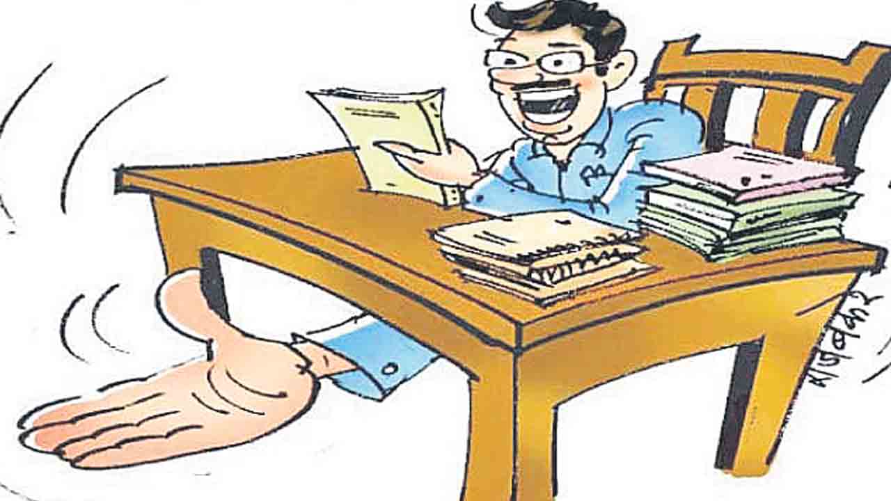 మున్సిపల్‌శాఖలో అవినీతి కంపు.. ఆయా విభాగాల్లో భారీగా పెరిగిన అక్రమాలు