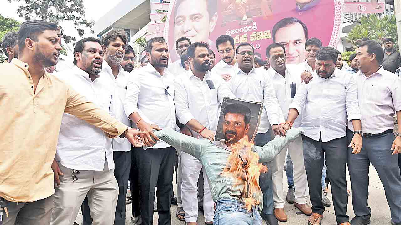 సోమవారం తెలంగాణభవన్‌ వద్ద ముఖ్యమంత్రి రేవంత్‌రెడ్డి దిష్టిబొమ్మను దహనం చేస్తున్న బీఆర్‌ఎస్‌ నాయకులు దూదిమెట్ల బాలరాజుయాదవ్‌, అల్లీపురం వెంకటేశ్వర్లు, కిశోర్‌గౌడ్‌, మన్నె గోవర్ధన్‌ తదితరులు 