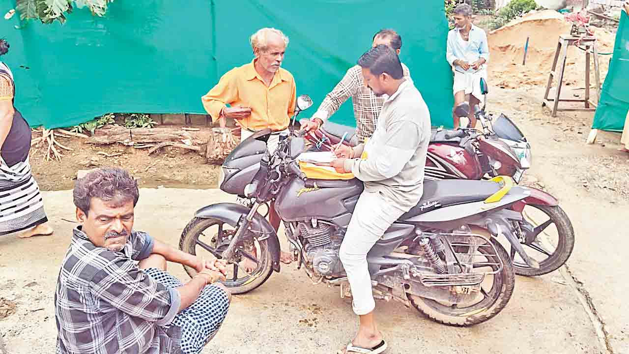 పల్లెకు అందని ‘సంక్షేమం’..  పథకాలపై కాంగ్రెస్‌ సర్కారు డొల్ల ప్రచారం